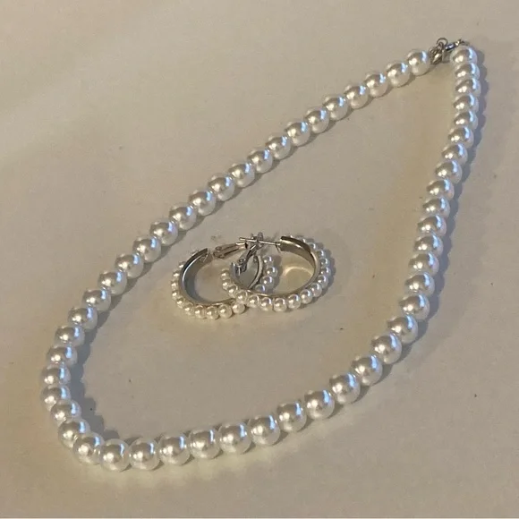 Classic Pearl Necklace and Hoop Earrings Set - White Pearls - Picture 3 of 8